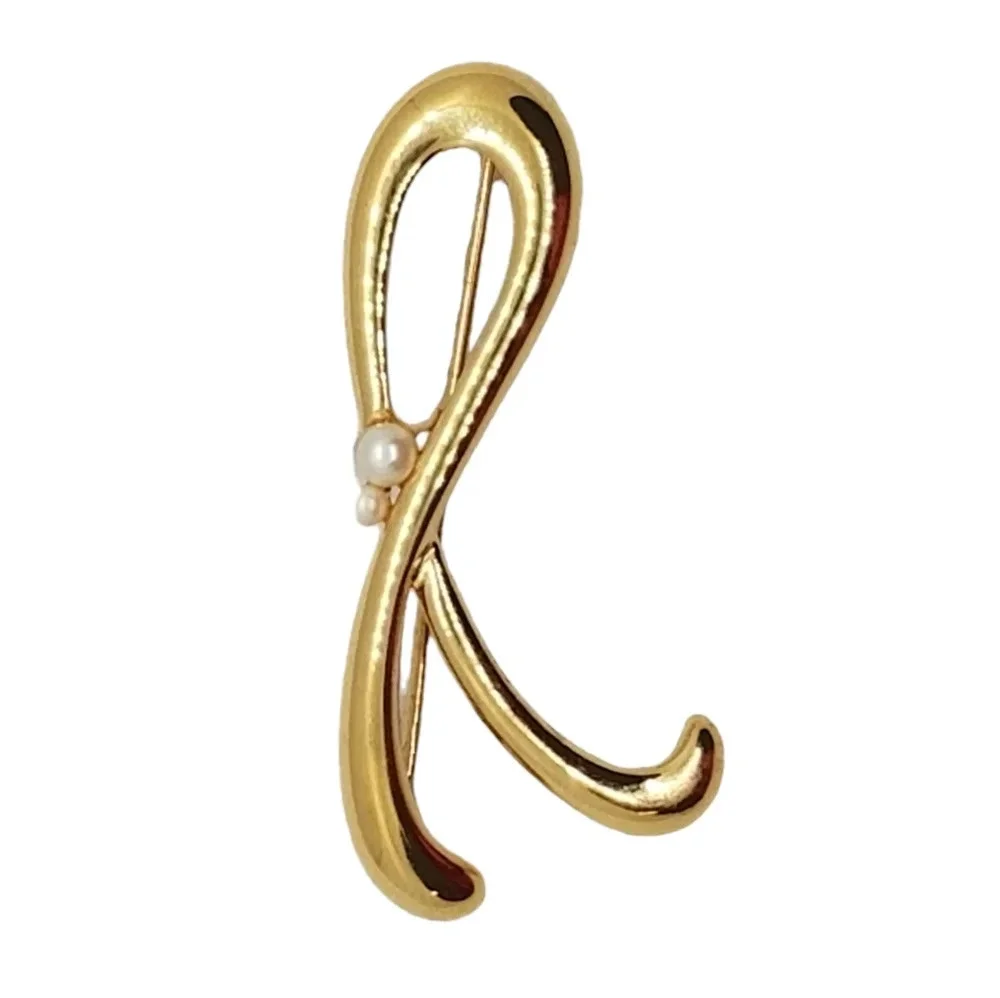 MONET VINTAGE FANCY LOOP  GOLDTONED & FAUX PEARL PIN